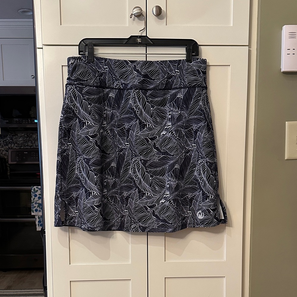 Elegant Blue and White Leaf Print Skort